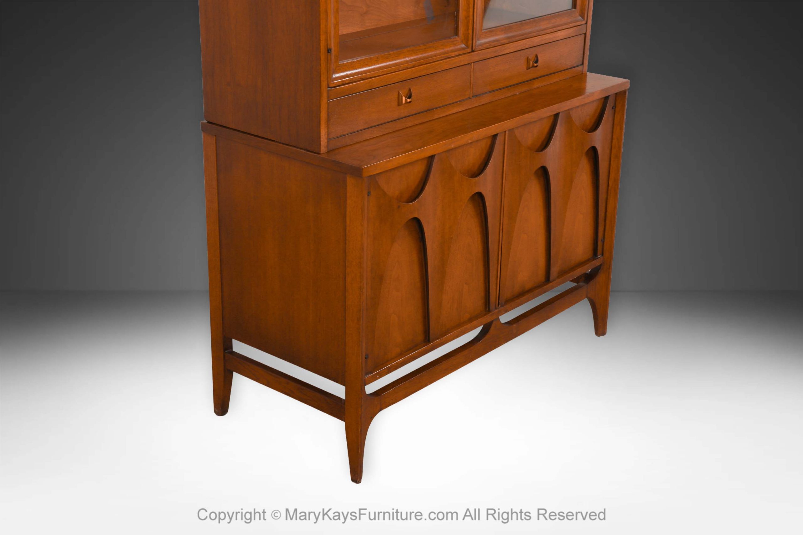 Mid-Century-Walnut-Buffet-China-Cabinet-Broyhill-Brasilia-3.jpg