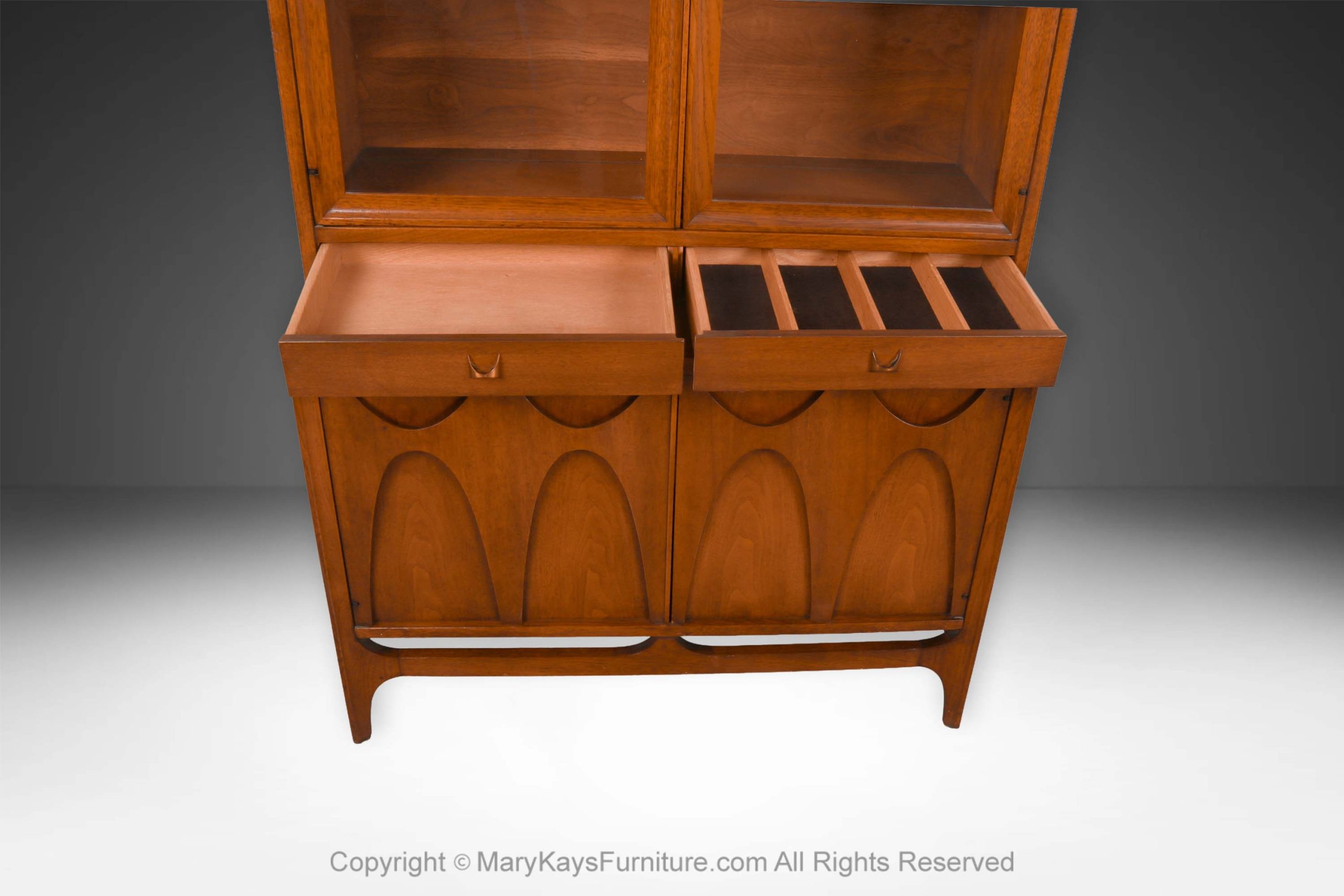Mid-Century-Walnut-Buffet-China-Cabinet-Broyhill-Brasilia-6.jpg